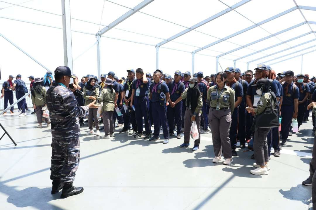 Sebanyak 1.110 mahasiswa baru yang selesai ikuti Prodammaba Optimistic Responsible Creative Active berlayar/joy Sailing dengan KRI dr. Soeharso-990. (Foto: Dinas Penerangan Koarmada II)