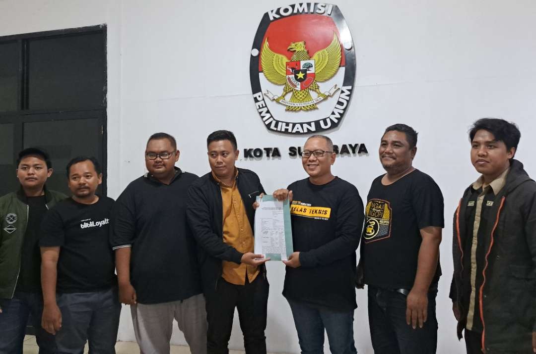 Perwakilan Masyarakat Peduli Demokrasi saat melaporkan DCS yang terindifikasi masih aktif menjabat sebagai Dewas BUMD Kota Surabaya. (Foto: Pita Sari/Ngopibareng.id)