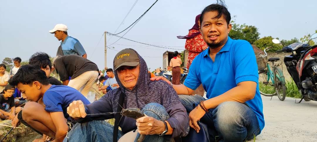 Ratusan warga Desa Wonojoyo Kecamatan Gurah, Kediri tumplek blek mengikuti lomba mancing gratis di saluran irigasi utara makam Ngaracangan. (Foto: Fendi Lesmana/Ngopibareng.id)