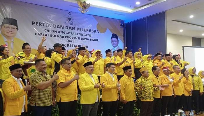 Sebanyak 119 caleg Golkar Dapil Jember dan Lumajang foto bersama usai kegiatan konsolidasi. (Foto: Rusdi/Ngopibareng.id)