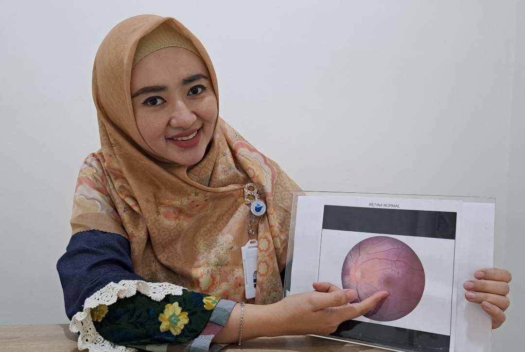 Dokter spesialis mata RS Mata Undaan Surabaya, dr Noviana K. Vivin, SpM saat menjelaskan faktor resiko degenarasi makula. (Foto: Pita Sari/Ngopibareng.id)