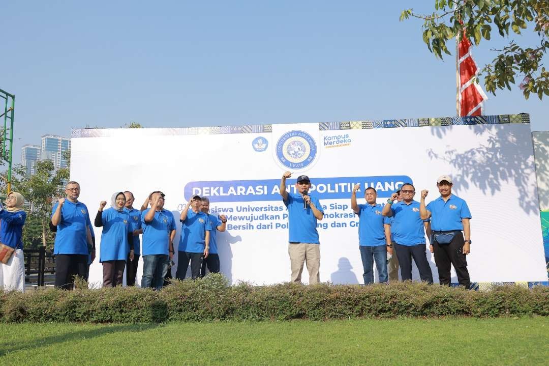 Universitas Airlangga (UNAIR) resmi menandatangani deklarasi tolak politik uang dalam rangka menyambut pesta demokrasi. (Foto: Dok Humas Unair)