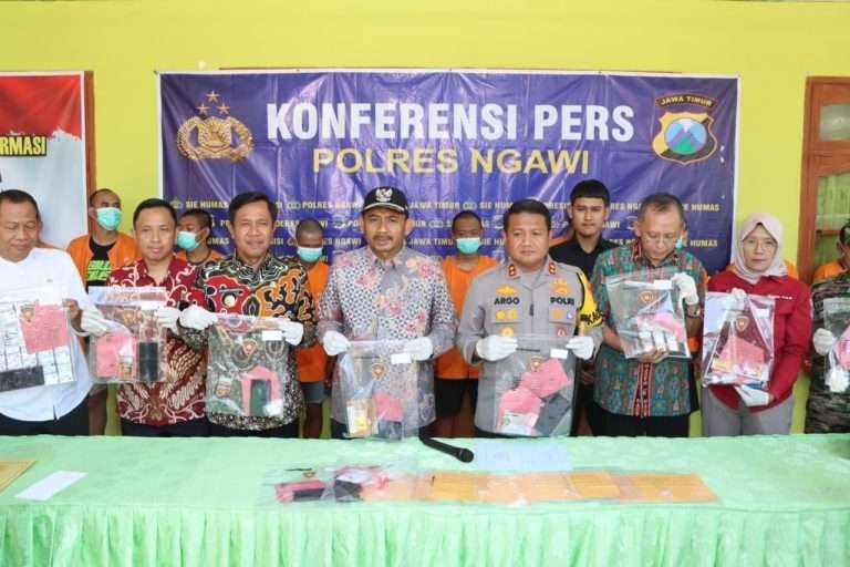 Kapolres Ngawi AKBP Argowiyono, S.H., S.I.K., M. Si., didampingi Bupati Ngawi H Ony Anwar Harsono bersama Forkopimda Ngawi setelah meresmikan Kampung Tangguh Bebas Narkoba di kantor Desa Teguhan Paron, Ngawi, pada Jumat 25 Agustus 2023. (Foto: polres ngawi)