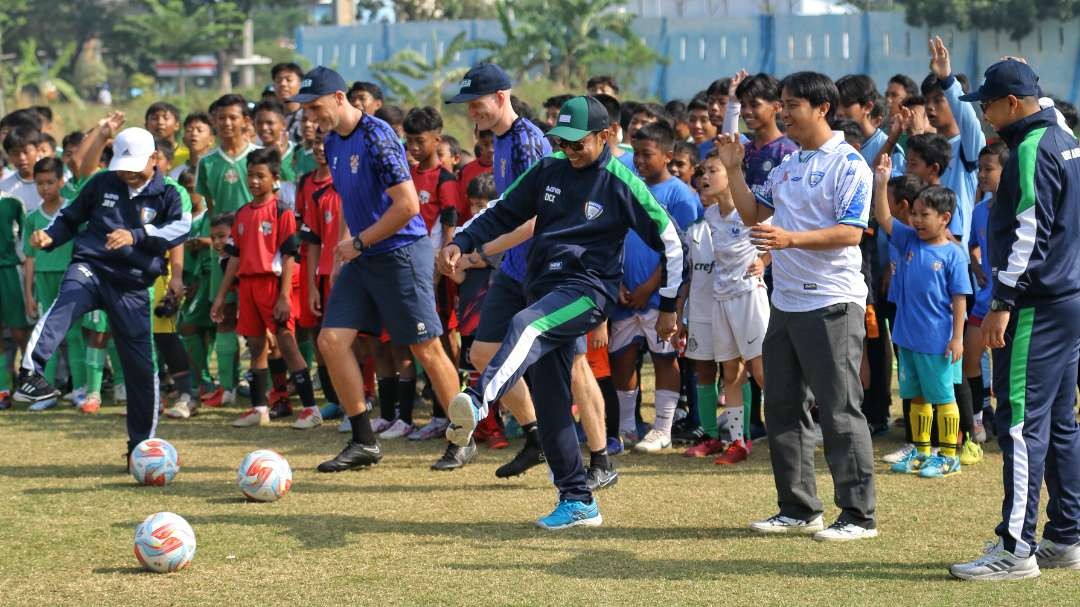 Jajaran pengurus Unesa Academy FC bersama dua pelatih Tranmere Rovers FC saat membuka festival sepak bola Unesa Academy di Lapangan Unesa, Surabaya, Minggu 27 Agustus 2023.(Foto: Fariz Yarbo/Ngopibareng.id)