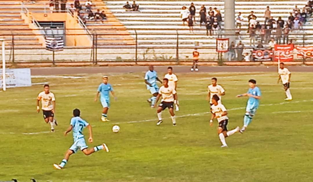 Persela Lamongan saat menjamu pertandingan uji coba melawan Persipa Pati, Jawa Tengah di Stadion Surajaya Lamongan. (Foto: Imron Rosidi/Ngopibareng.id)