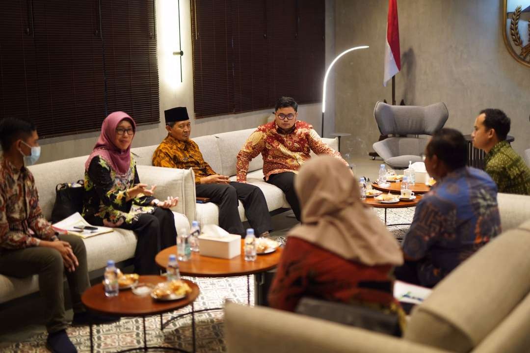 Bupati Hanindhito Himawan Pramana (paling kanan) bersama jajaran melakukan pertemuan untuk menjaga ketersediaan stok pangan di Kabupaten Kediri. (Foto: Istimewa)