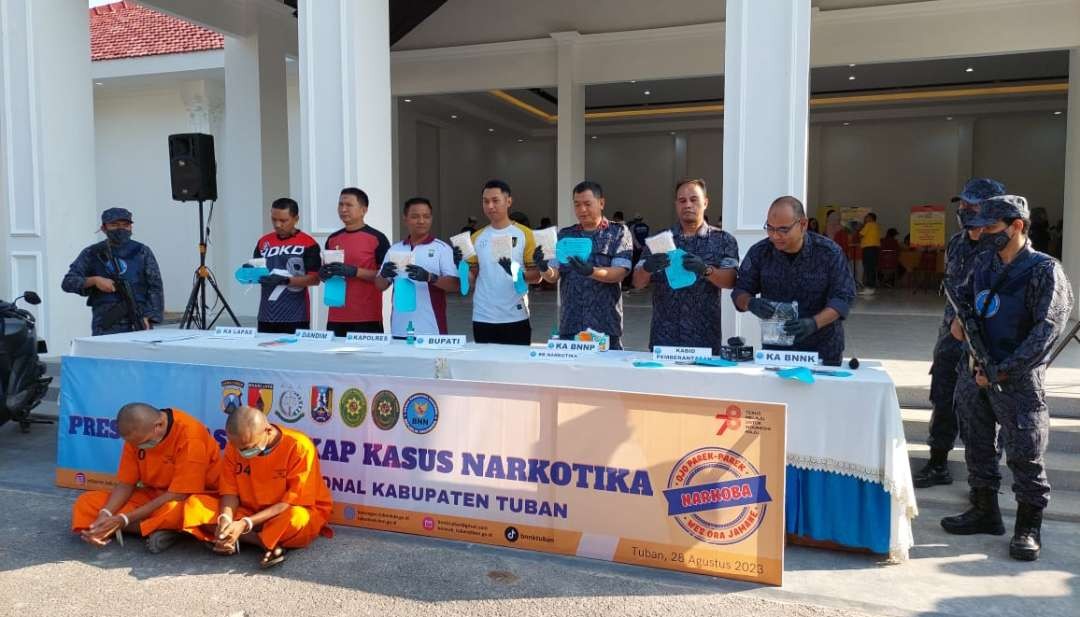 BNNK Tuban bersama Forkopimda konferensi pers penangkapan dua pengedar narkotika. (Foto: Khoirul Huda/Ngopibareng.id)