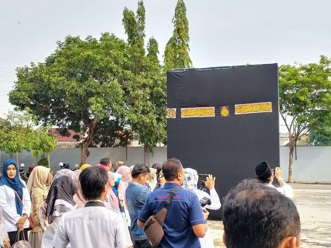 Calon jemaah haji di Probolinggo sedang mengikuti bimbingan manasik haji. (Foto: Ikhsan Mahmudi/Ngopibareng.id)