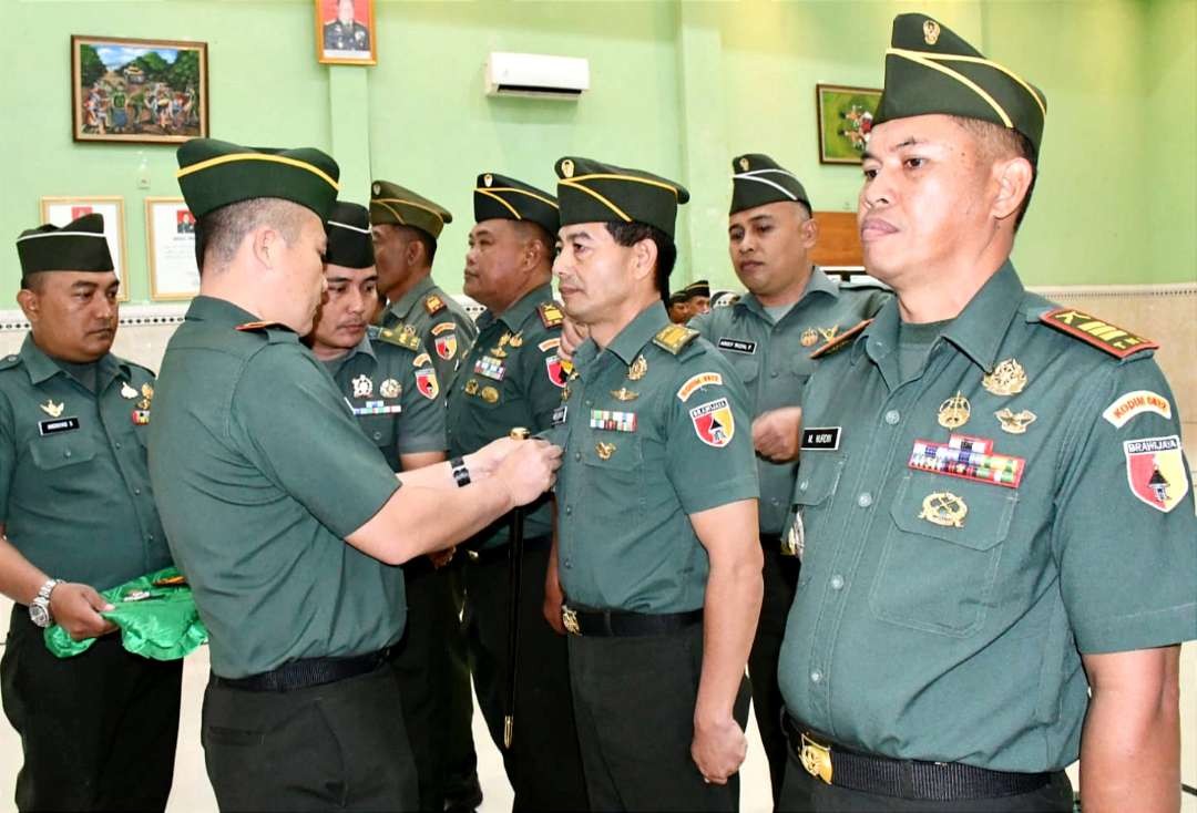 Dandim 0822 Bondowoso Letkol Arm Suhendta Chipta menyematkan tanda jabatan Danramil, Senin 28 Agustus 2023. (Foto: Guido Saphan/Ngopibareng.id)