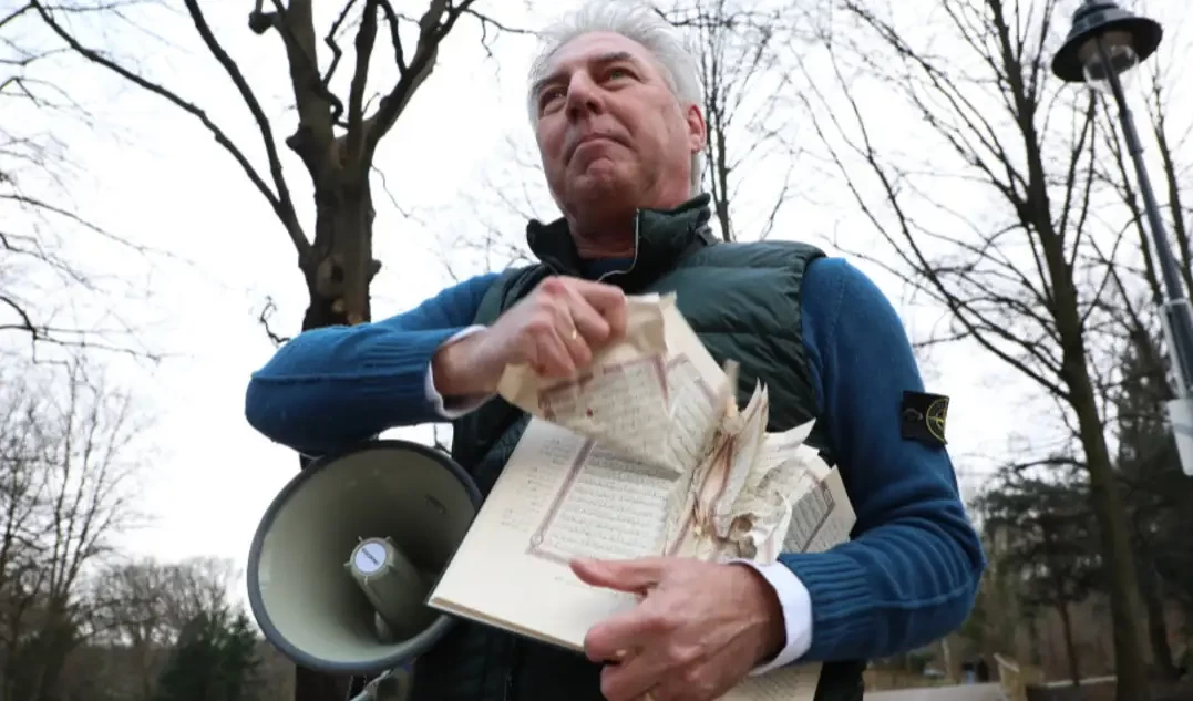 Rasmus Paluda, tokoh Anti-Islam Belanda sedang merobek Al-Quran. Aksi penistaan Islam di Belanda. (Foto: nortern tv)