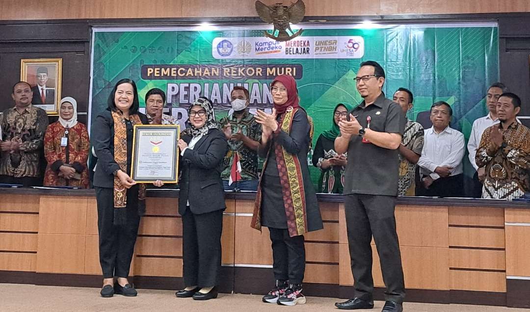 Unesa mendapatkan MURI kategori kerja sama BUMDes terbanyak. (Foto: Pita Sari/Ngopibareng.id)