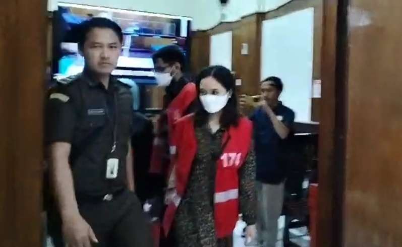 Dua terdakwa kebaya merah saat menerima putusan PN Surabaya. (Foto: Ist)