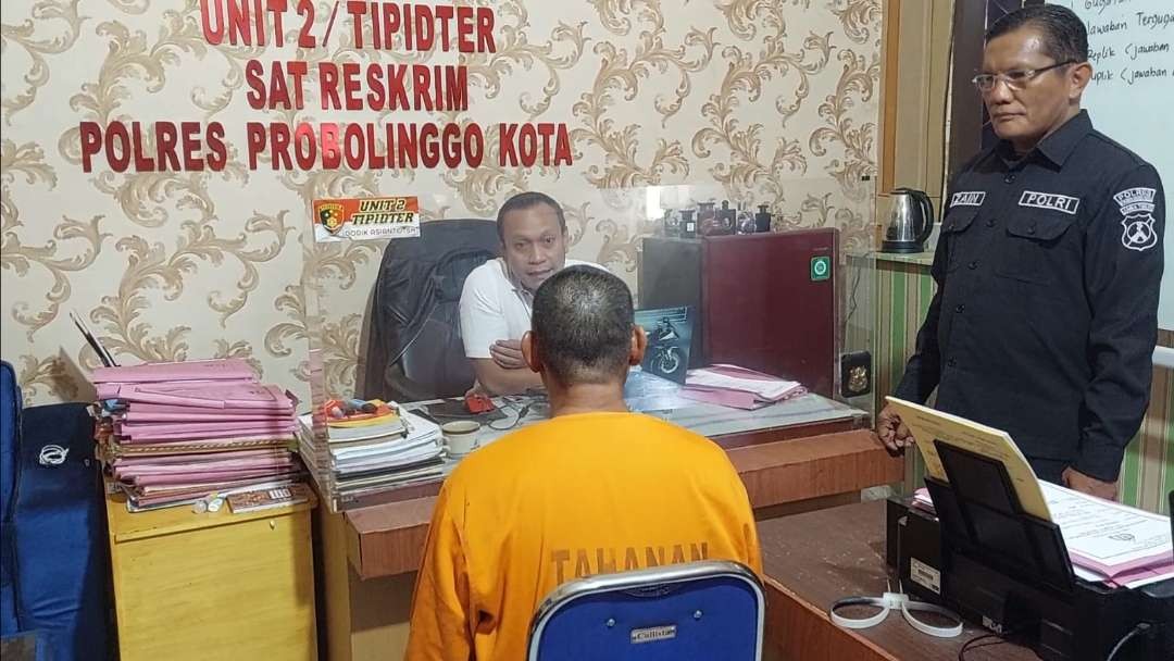 Tersangka pencabulan terhadap muridnya diperiksa di Mapolres Probolinggo Kota. (Foto: Ikhsan Mahmudi/Ngopibareng.id)