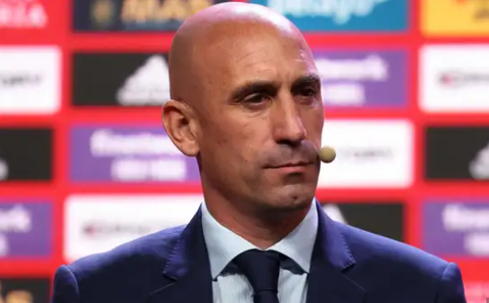 Aksi memalukan Presiden Federasi Sepakbola Spanyol RFEF, Luis Rubiales berujung kecaman dan skorsing dari FIFA. Puluhan pemain timnas laukan boikot. (Foto: Geyyt Imgs via Goal)