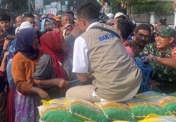 Petugas Bulog saat menggelar SIGAP SPHP di pasar (Foto: Dok Bulog Jember)