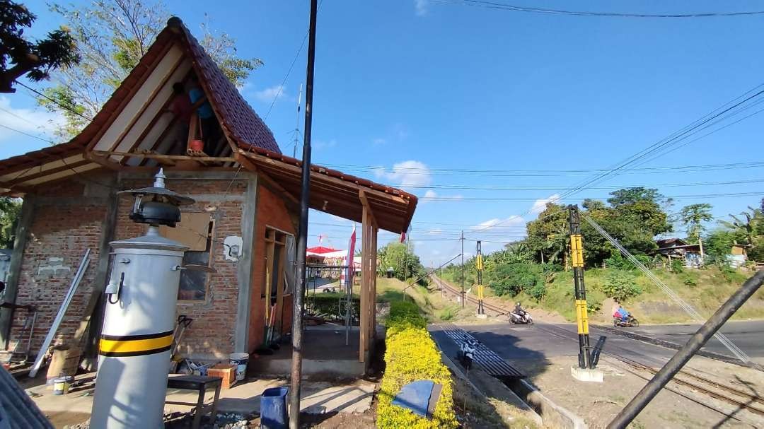 Pos JPL 19 Argopuro sedang dirombak dengan mengadopsi bentuk rumah tradisional suku Using (foto: Muh Hujaini/Ngopibareng.id)