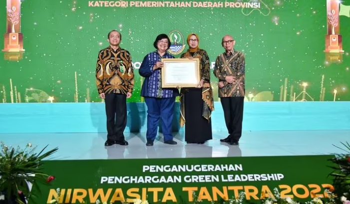 Menteri Lingkungan Hidup dan Kehutanan (LHK), Siti Nurbaya menganugerahkan Nirwasita Tantra kepada Pimpinan DPRD Tingkat Kabupaten, Kota dan Provinsi, Pimpinan Daerah Kabupaten/Kota dan Provinsi, serta para Kepala Daerah di Jakarta 29 Agustus 2023. (Foto: dok. menlhk)