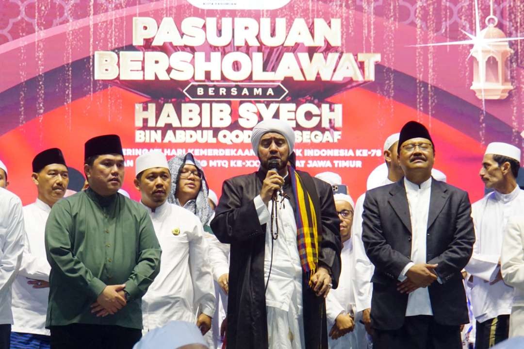 Menteri BUMN Erick Tohir dan Walikota Pasuruan, Saifullah Yusuf (Gus Ipul) bershalwat bersama. (Foto: Pemkot Pasuruan)