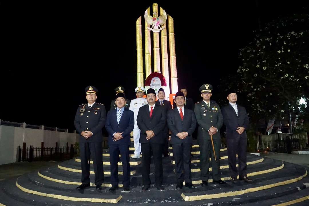 Apel kehormatan dan renungan suci ini diikuti oleh Walikota Pasuruan Drs. H. Saifullah Yusuf (Gus Ipul) yang malam itu didampingi oleh Wakil Walikota, Adi Wibowo, S.TP, M.Si (Mas Adi) beserta jajaran Forkopimda dan para kepala perangkat daerah. (Foto: Pemkot Pasuruan)