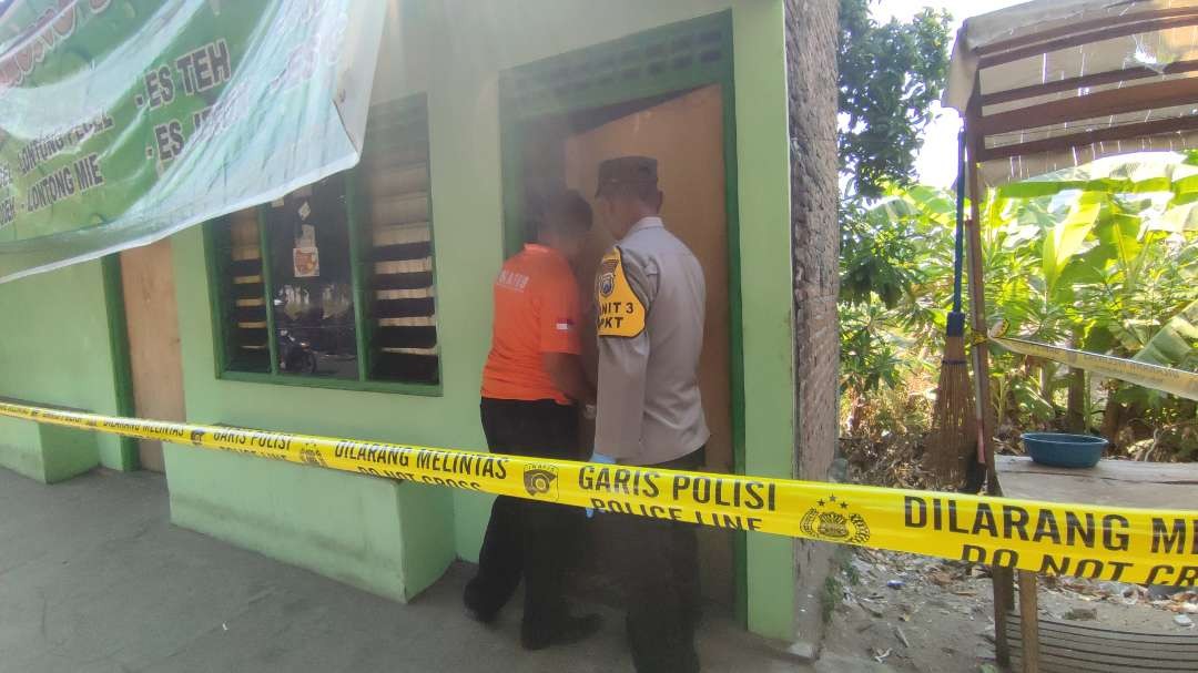 Polisi melakukan olah TKP di Warung milik korban.(Foto Deni Lukmantara/Ngopibareng)