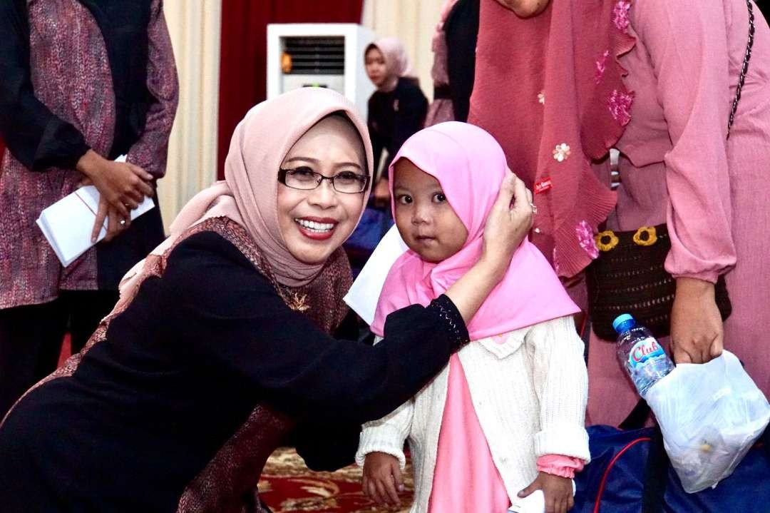 Ketua Tim Penggerak PKK Kota Pasuruan Dra. Hj. Fatma Saifullah Yusuf bersama seorang anak.