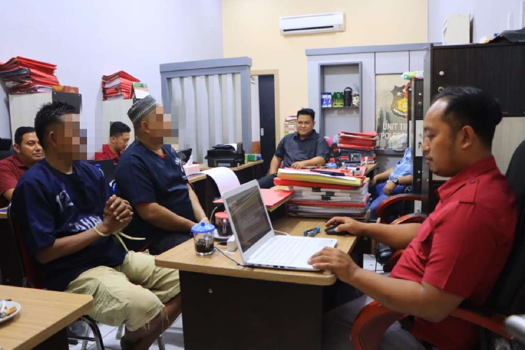 Dua pelaku tindak pidana judi togel diperiksa anggota Satreskrim Polres Tuban (Foto: Dok Polres Tuban)