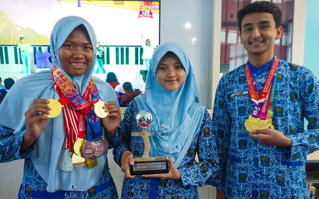 Siswa berprestasi SPEMDUTA Sidoarjo. Dari kiri, Cut Azra Sabrina, Shabiyya Bilqis, dan Tsaqif. (Foto : Aini/Ngopibareng.id)