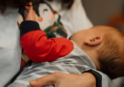 Jumlah bayi yang tidak menerima ASI eksklusif di Indonesia nyaris menyamai bayi yang menerima ASI eksklusif.  Menyusui adalah hak bayi dan juga anak. (Ilustrasi:Unsplash)