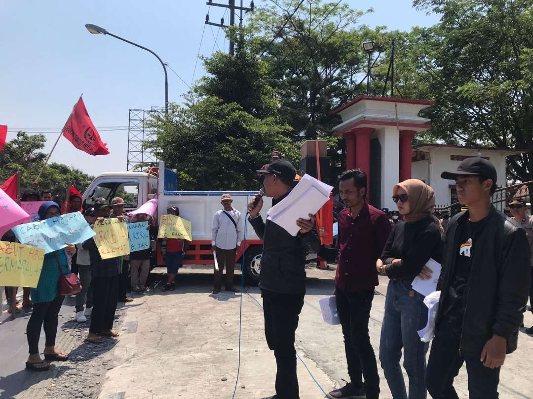 Komite Rakyat Pemberantas Korupsi (KRPK ) menggelar aksi demo di depan kantor DPRD Kabupaten Blitar. Selasa 29 Agustus 2023, Mereka menuntut penegak hukum tegas terhadap pemegang HGU yang melanggar Perda No 5 tahun 2013 tentang Rencana Tata Ruang Wilayah (RTRW) Kabupaten Blitar. (Foto: choirul anam/ngopibareng.id)