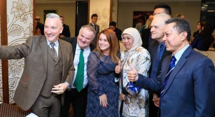 Gubernur Jawa Timur, Khofifah Indar Parawansa bersama pebisnis Inggris di London. (Foto: Pemprov Jatim)