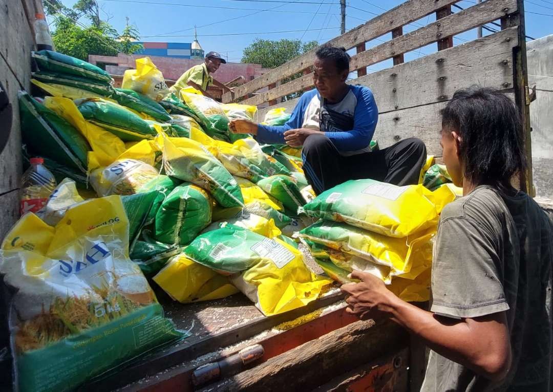 Bulog Cabang Probolinggo mendistribusikan beras medium di empat pasar tradisional. (Foto: Ikhsan Mahmudi/Ngopibareng.id)