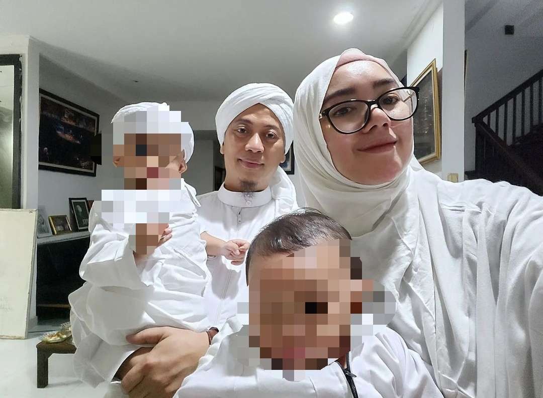 Pasangan Opick dan Bebi Silvana bersama dua anak laki-lakinya. (Foto: Instagram @bebi.silvana)