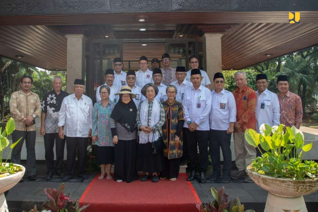 Memperingati Hari Perumahan Nasional (Hapernas) 2023, Menteri PUPR Basuki Hadimuljono melaksanakan ziarah makam dan tabur bunga ke makam Bung Hatta, Rabu, 30 Agustus 2023. (Foto: Biro Komunikasi Publik Kementerian PUPR)