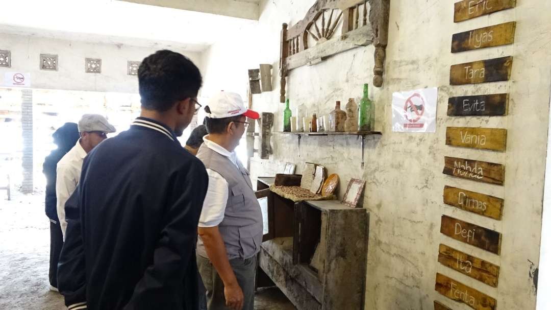 Ketua Lembaga Penelitian dan Pengabdian Masyarakat LP2M Universitas Jember (Unej), Prof. Yuli Witono, saat meninjau Museum Kenangan Semeru. (Foto: Dokumentasi Humas Unej)