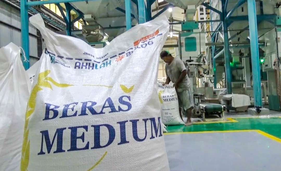 Stok beras di gudang bulog wilayah surabaya utara (Foto: Aini/Ngopibareng.id)