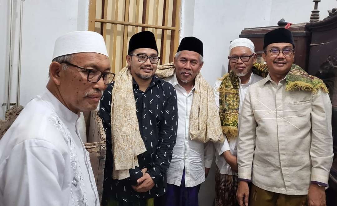 KH Jazuli Noer (kiri) bersama sejumlah kiai pesantren: Gus Salam Shohib, KH Marzuki Mustamar dan KH Abdul Adhim Kholili. (Foto:adi/ngopibareng.id)