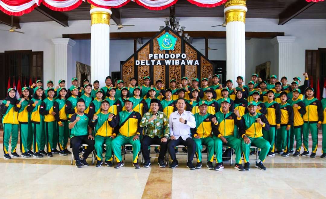 Tim sepak bola Sidoarjo foto bersama Bupati Sidoarjo (Foto: Aini/Ngopibareng.id)