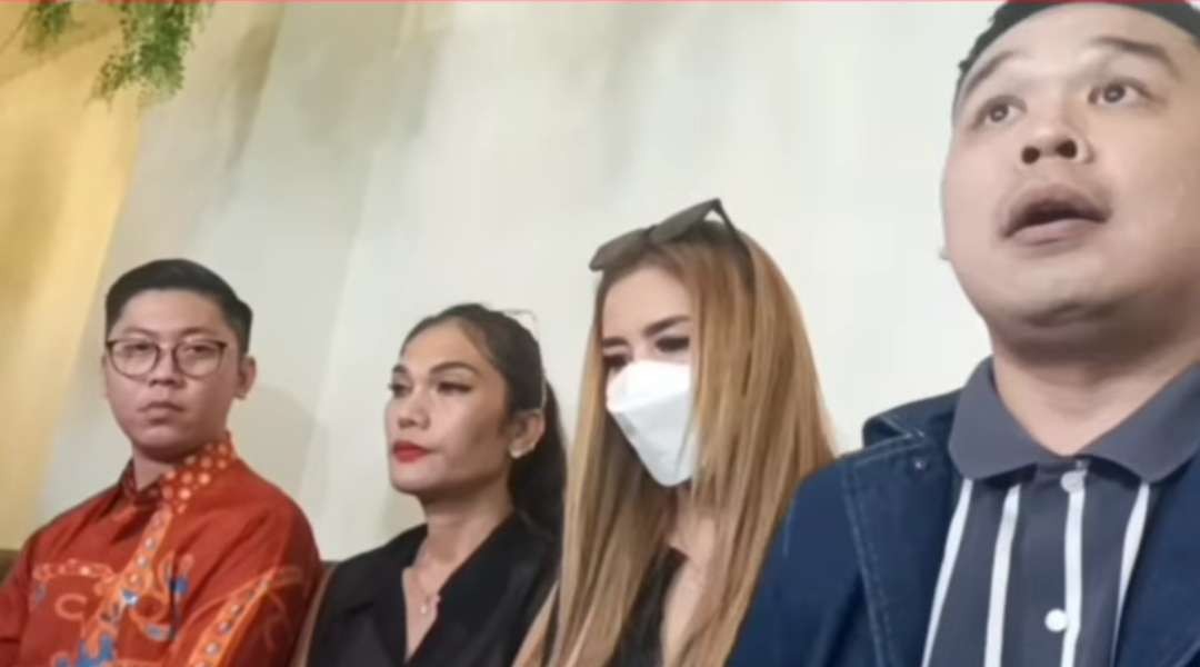 DJ Verny Hasan (pakai masker) konferensi pers soal tantangan tes DNA kedua terhadap Denny Sumargo. (Foto: Instagram)