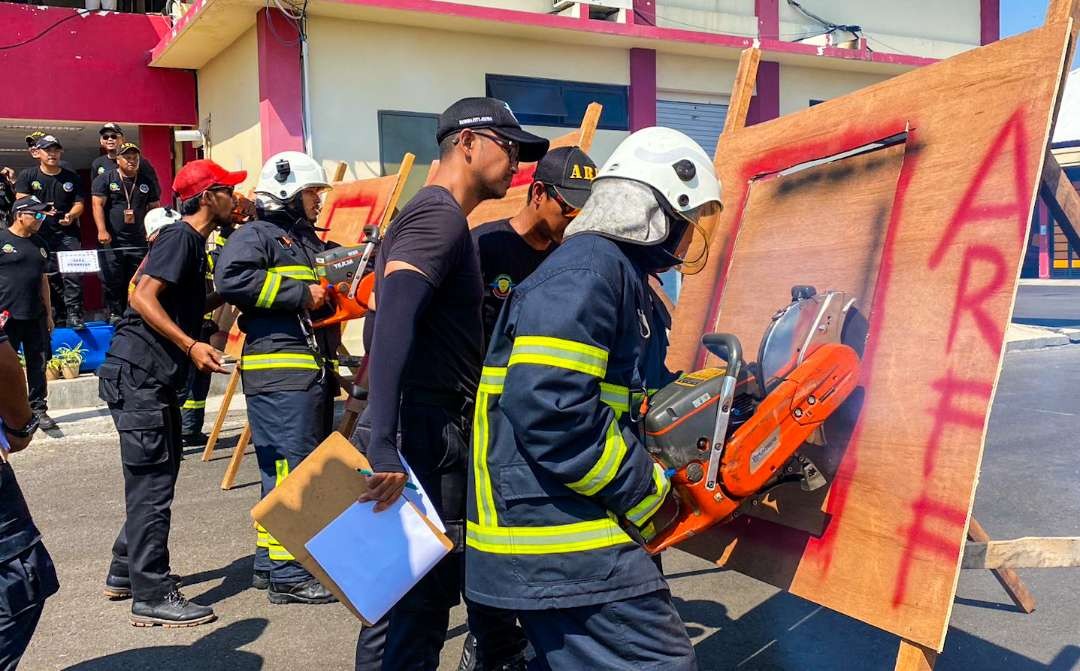 Personel keamanan Bandara Juanda saat Ikuti ARFF Challenge 2023. (Foto: Aini Arifin/Ngopibareng.id)