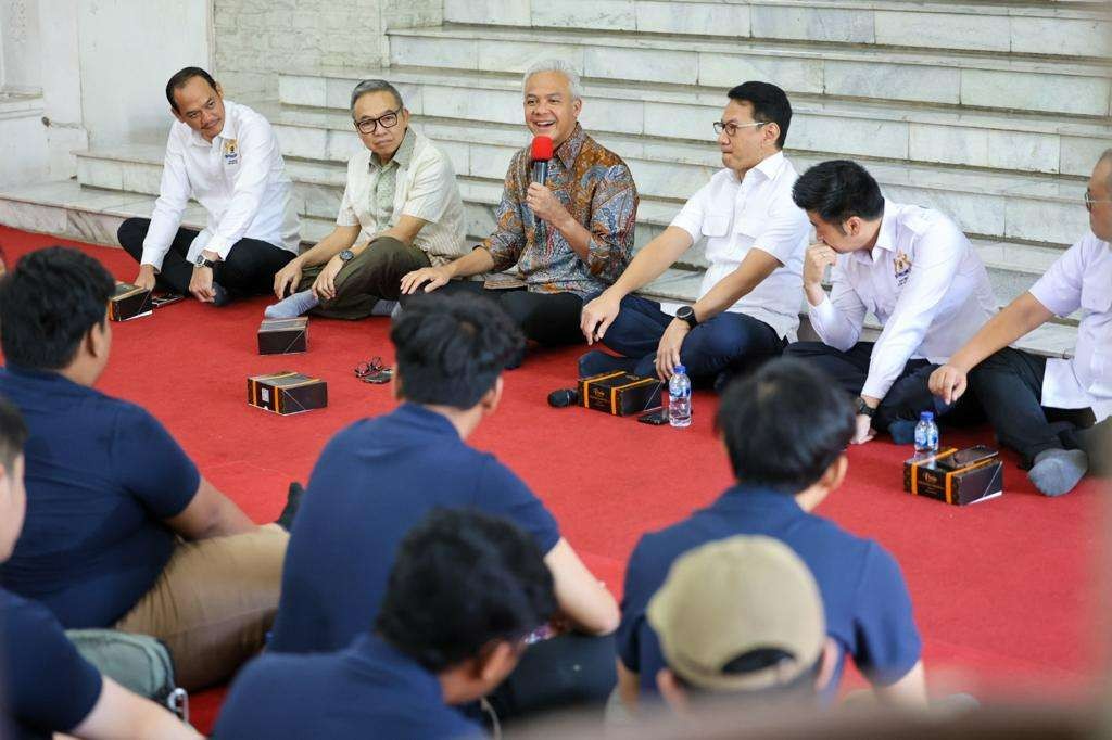 Gubernur Jawa Tengah Ganjar Pranowo melepas 34 mahasiswa politeknik dari Jateng untuk magang ke perusahaan mobil di Republik Ceko, Kamis, 31 Agustus 2023. (Foto: Humas Pemprov Jateng)