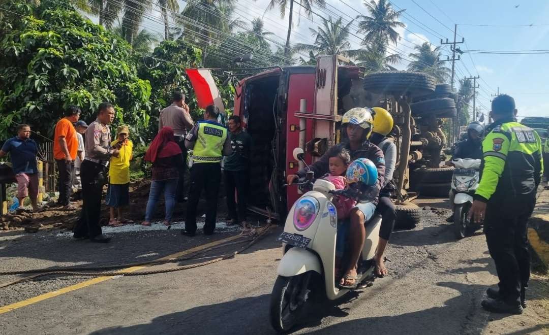 Truk bermuatan tanah terguling di tengah jembatan di Jalan Gatot Subroto Banyuwangi (foto: istimewa)