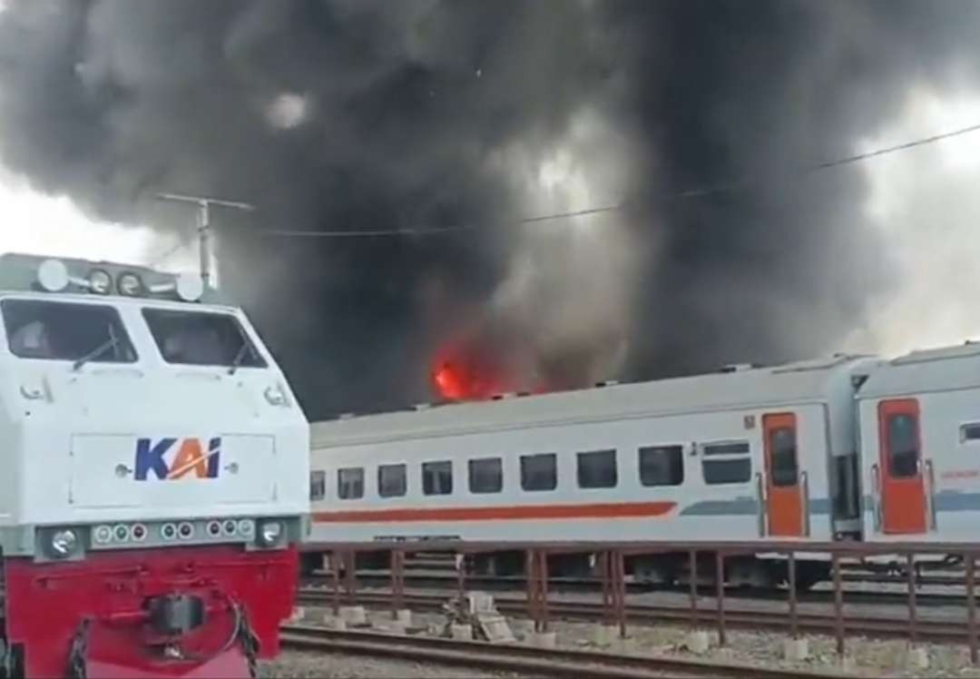 Kebakaran di kuburan bangkai gerbong di Stasiun Purwakarta, Jawa Barat, Kamis 31 Agustus 2023. (Foto: Diskar Purwakarta))