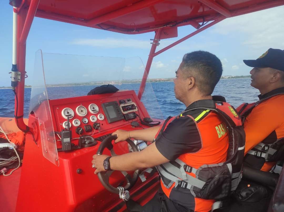 Tim SAR melakukan pencarian pada dua ABK yang sempat dinyatakan hilang (foto: Basarnas Bali)