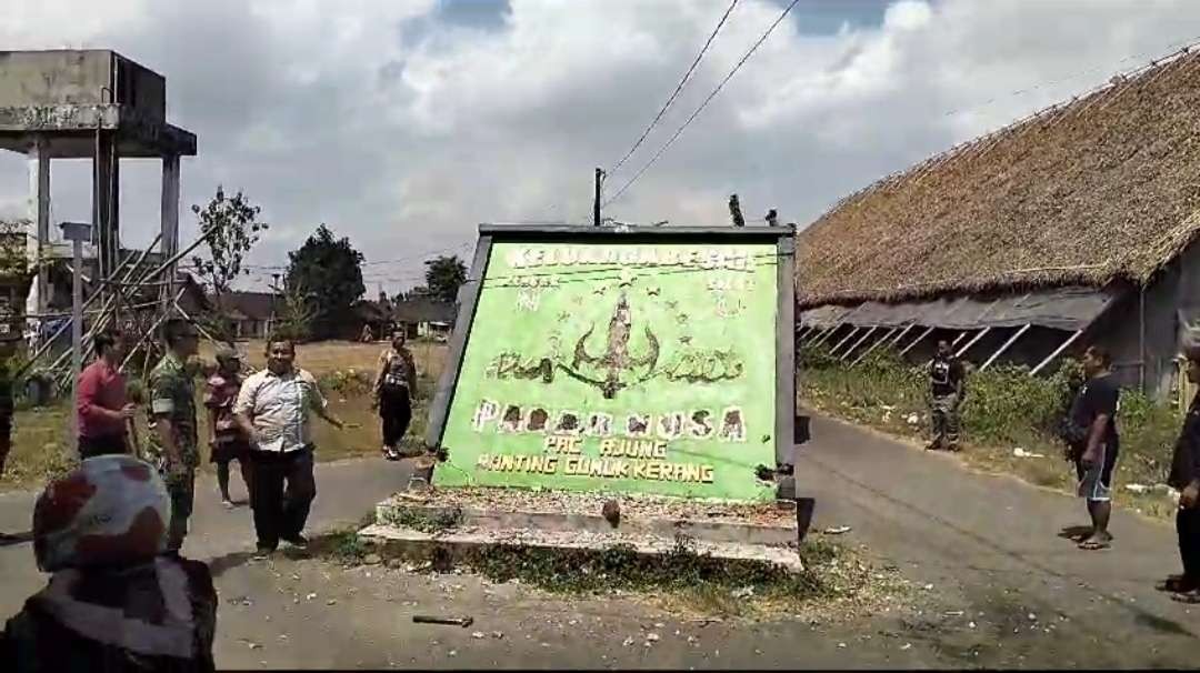 Detik-detik perobohan tugu Pagar Nusa di Kecamatan Ajung, Jember (Foto: Tangkap layar video)