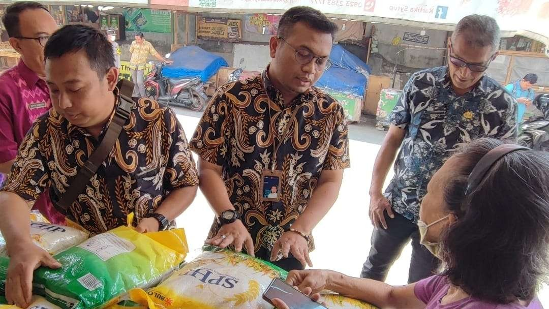 Perusahaan Umum (Perum) Badan Urusan Logistik (Bulog) Cabang Kediri melaksanakan kegiatan sigap SPHP (Siap Jaga Harga Pasar) di Pasar Setono Betek, Kota Kediri. (Foto: Fendi Lesmana/Ngopibareng.id)