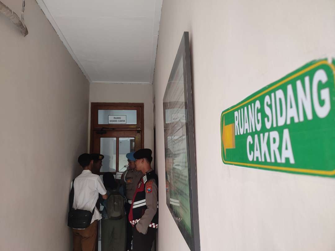 Ruang Sidang Cakra PN Mojokerto dijaga ketat polisi.(Foto Deni Lukmantara/Ngopibareng.id)