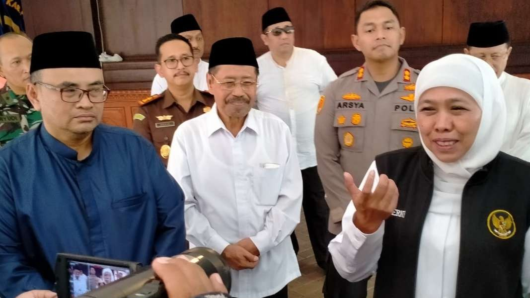 Plt Bupati Probolinggo, HA. Timbul Prihanjoko (kiri) bersama Gubernur Khofifah. (Foto: Ikhsan Mahmudi/Ngopibareng.id)