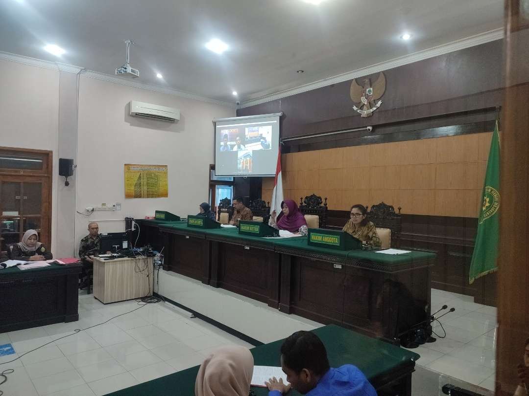 Sidang perdana tersangka dewasa kasus pembunuhan Siswi SMP Kemlagi Mojokerto.(Foto Deni Lukmantara/Ngopibareng)