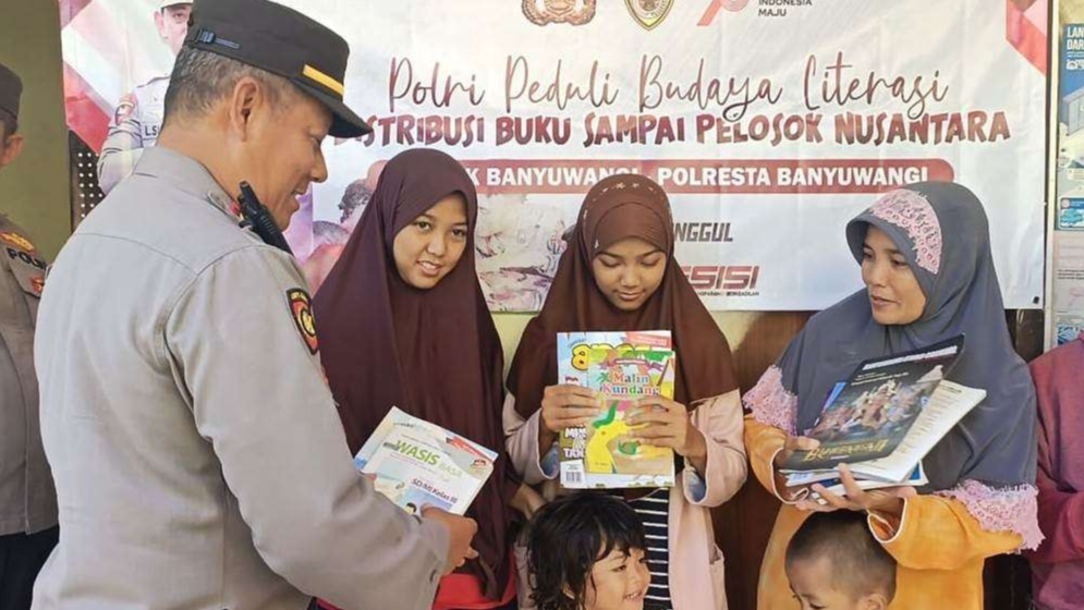 Kapolsek Banyuwangi, AKP Kusmin menyerahkan buku ke panti asuhan. (Foto: Istimewa)