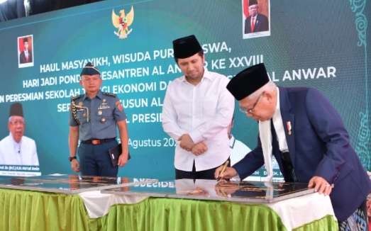 Wakil Presiden Ma'ruf Amin menandatangani prasasti peresmian Sekolah Tinggi Ekonomi dan Bisnis Bangkalan. (Foto: BPMI Setwapres )